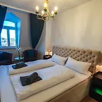 Premium Gruppen-apartments In Gruenderzeit-villa Mit Schlossblick Und Parkplatz 16 Gaeste