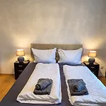 Premium Gruppen-apartments In Gruenderzeit-villa Mit Schlossblick Und Parkplatz 16 Gaeste *