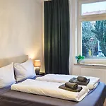 Premium Gruppen-apartments In Gruenderzeit-villa Mit Schlossblick Und Parkplatz 16 Gaeste Вилла *