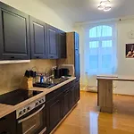 Вилла Premium Gruppen-apartments In Gruenderzeit-villa Mit Schlossblick Und Parkplatz 16 Gaeste