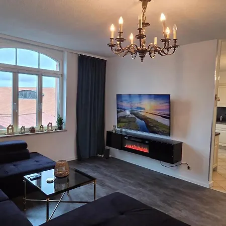 Premium Gruppen-apartments In Gruenderzeit-villa Mit Schlossblick Und Parkplatz 16 Gaeste Villa