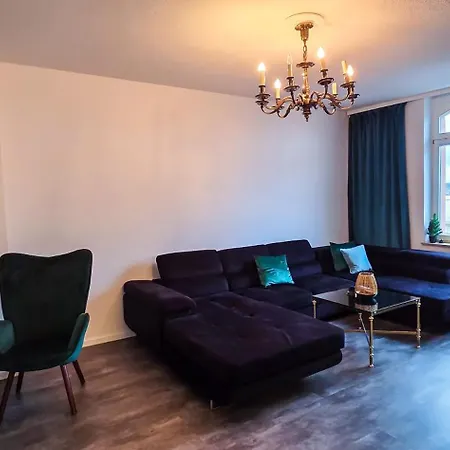 Villa Premium Gruppen-apartments In Gruenderzeit-villa Mit Schlossblick Und Parkplatz 16 Gaeste