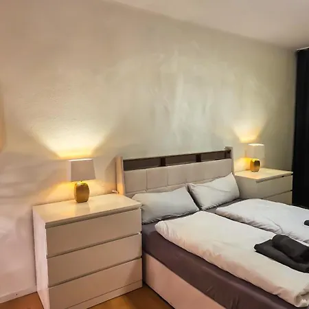 Villa Premium Gruppen-apartments In Gruenderzeit-villa Mit Schlossblick Und Parkplatz 16 Gaeste