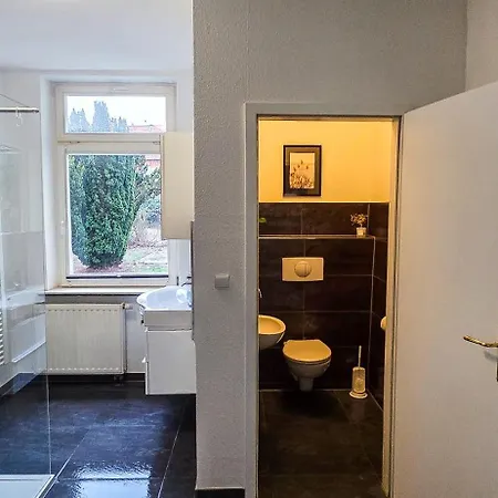 Premium Gruppen-apartments In Gründerzeit-villa Mit Schlossblick Und Parkplatz 16 Gäste