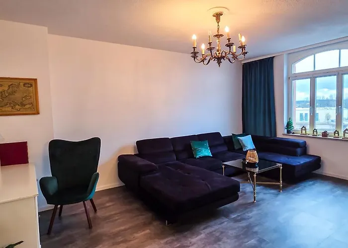 Villa Premium Gruppen-apartments In Gruenderzeit-villa Mit Schlossblick Und Parkplatz 16 Gaeste