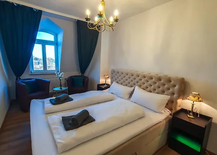 Premium Gruppen-apartments In Gruenderzeit-villa Mit Schlossblick Und Parkplatz 16 Gaeste