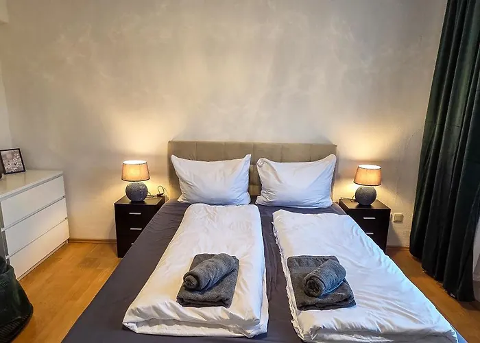 Premium Gruppen-apartments In Gruenderzeit-villa Mit Schlossblick Und Parkplatz 16 Gaeste *