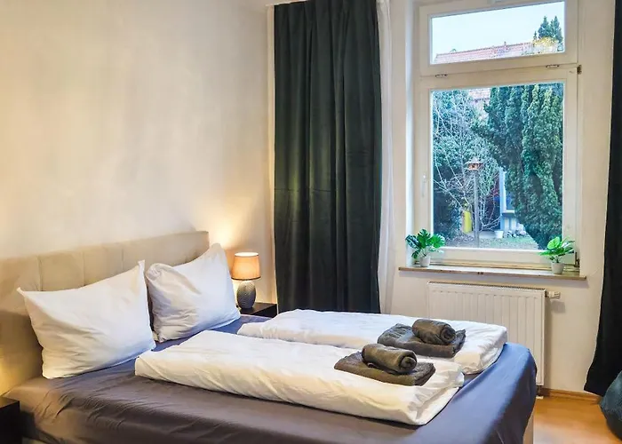 Premium Gruppen-apartments In Gruenderzeit-villa Mit Schlossblick Und Parkplatz 16 Gaeste Villa *